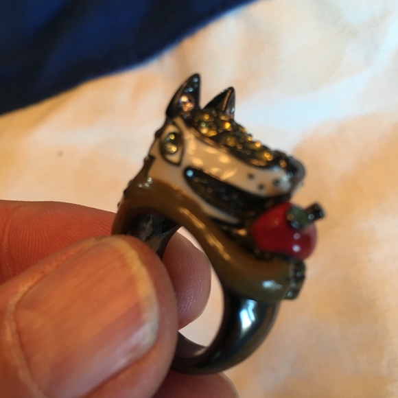 CUTE RING: Wolf with Apple Ring - Picture 7 of 7